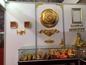 Phào chỉ mạ vàng và các sản phâm mạ vàng được trưng bày tại gian hàng của công ty