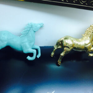 Ngựa phong thủy được làm bằng chất liệu sáp trước và sau khi được mạ vàng