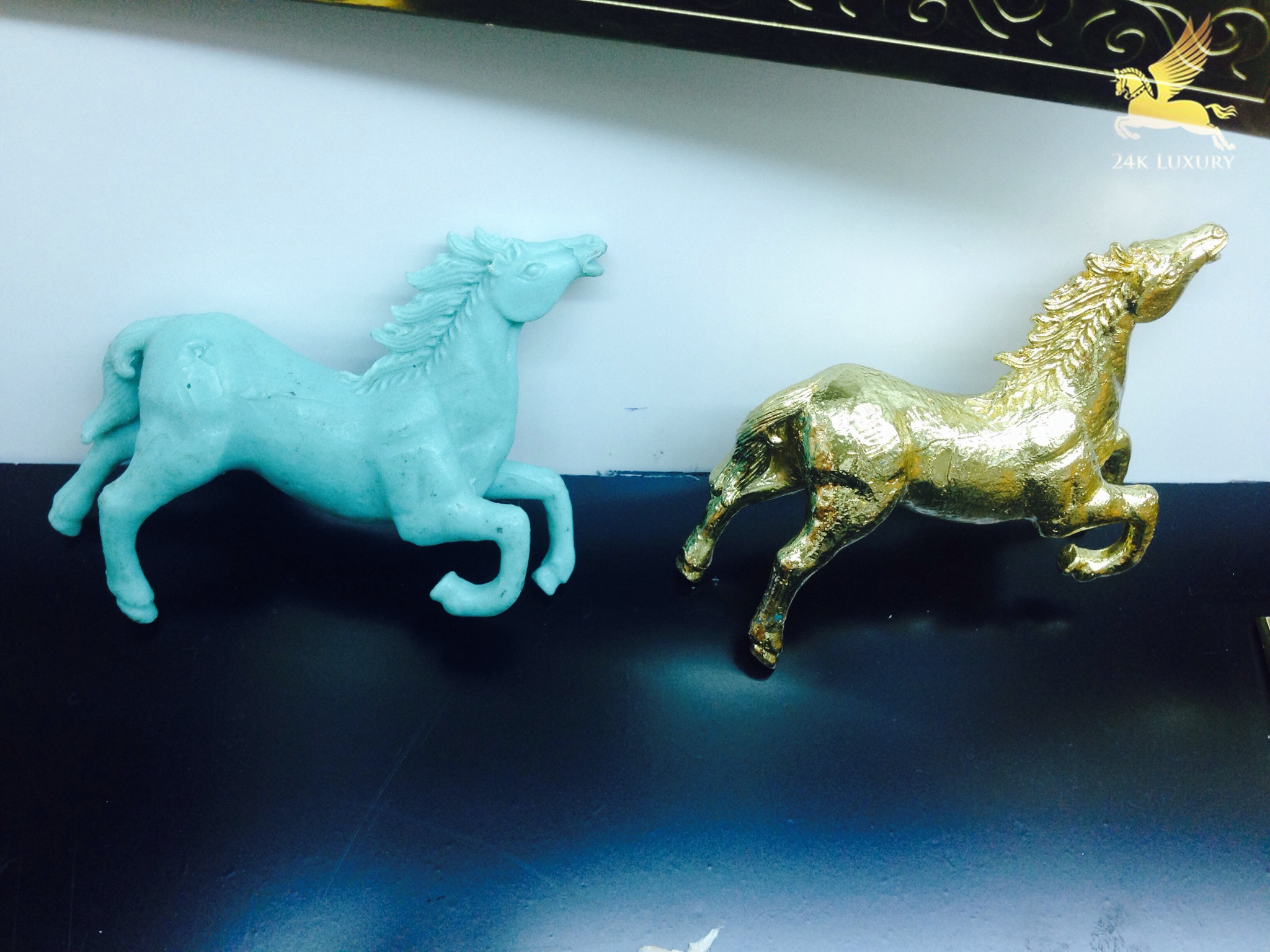 Ngựa phong thủy được làm bằng chất liệu sáp trước và sau khi được mạ vàng