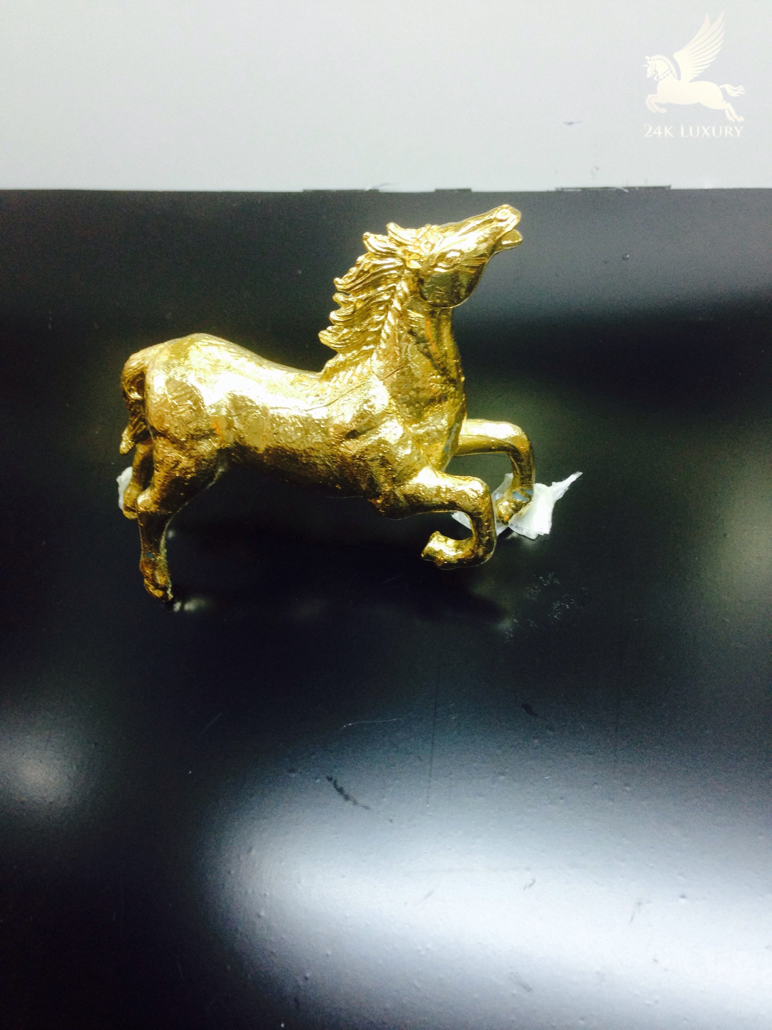 Ngựa phong thủy được làm bằng chất liệu sáp sau khi được mạ vàng