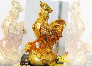 Tượng gà đứng trên túi tiền mạ vàng - Vina Gold Art