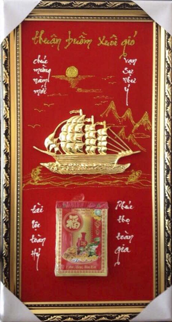 Lịch Tết mạ vàng với biểu tượng Thuận buồm xuôi gió.