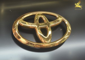 Logo Toyota mạ vàng 24k