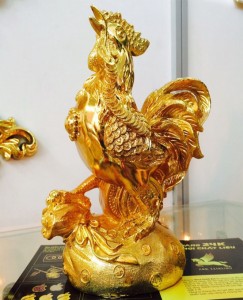 Tượng gà đứng trên túi tiền mạ vàng- Vina Gold Art
