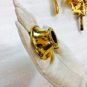 Ốc vít mạ vàng nằm trong bộ sản phẩm vòi tắm mạ vàng