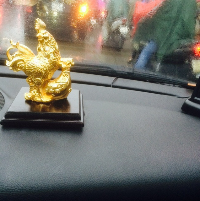 Tượng gà phong thủy mạ vàng làm vật trang trí cho xe hơi của bạn sẽ là một lựa chọn đúng đắn bạn không thể bỏ qua